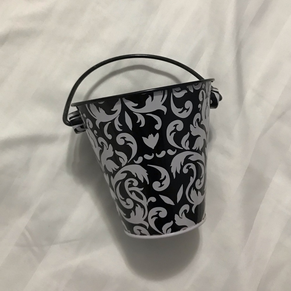 FREE w/ purchase- Small tin pail